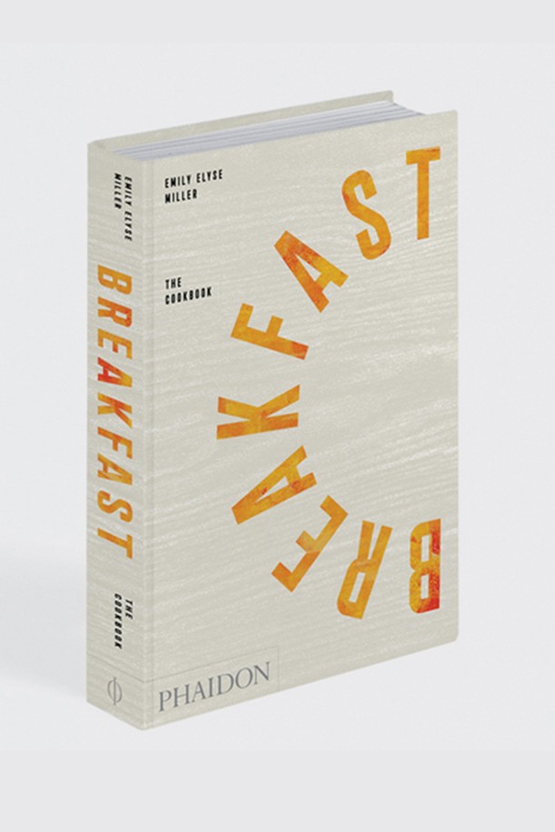 [Phaidon/드로터스] Breakfast는 미니멀한 디자인과 타이포그래피가 돋보이는 요리책입니다. 하드커버 형태로 제작되었으며, 화이트와 오렌지 색상이 조화를 이루어 시각적인 매력을 더합니다. 이 책은 아침 식사 레시피를 전문적으로 다루며, 다양한 요리법을 소개합니다. 아침 식사를 위한 맛있는 아이디어를 얻고 싶은 분들께 추천합니다. Phaion에서 출판되었습니다.
