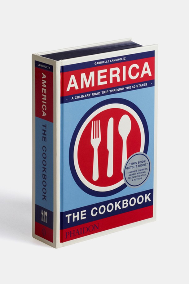 [Phaidon/드로터스] America는 미국 요리에 대한 모든 것을 담은 영문판 요리책입니다. 하드커버 제본과 레드, 블루 등 다채로운 색상과 식기류 모티프의 표지 디자인이 특징입니다. 다양한 미국 요리 레시피를 컬러 일러스트레이션과 함께 만나볼 수 있으며, 요리 교육용으로도 활용 가능합니다. 미국 음식에 대한 깊이 있는 이해를 돕는 전문 쿡북입니다.
