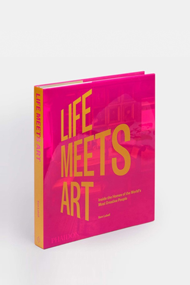 [Phaidon/드로터스] Life Meets Art는 핑크와 옐로우 컬러 옵션을 제공하는 하드커버 형태의 아트북입니다. 이 제품은 인테리어 소품으로 활용하기 좋으며, 영문으로 제작되어 소장 가치를 높입니다. 예술과 삶의 만남을 주제로 한 이 도서는 감각적인 디자인과 풍부한 내용을 담고 있습니다. 독창적인 영감을 얻고 싶거나, 공간에 특별함을 더하고 싶은 분들께 추천합니다.
