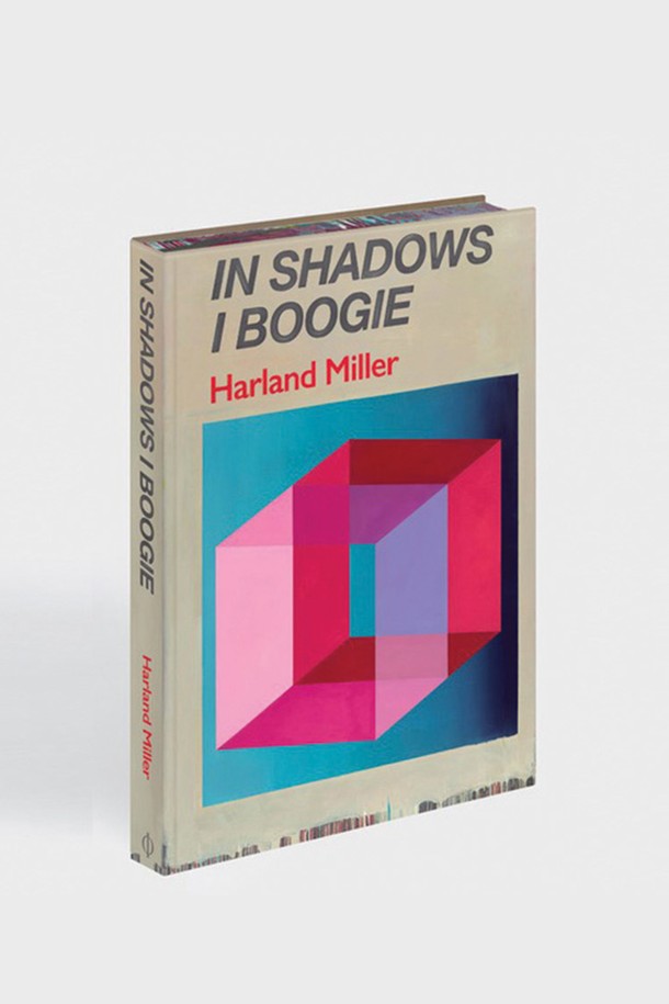 [Phaidon/드로터스]의 'Harland Miller: In Shadows I Boogie'는 하랜드 밀러의 작품을 담은 아트북입니다. 미니멀하고 그래픽적인 표지 디자인은 핑크, 블루, 화이트 색상과 기하학적인 패턴으로 구성되어 시각적인 즐거움을 선사합니다. 하드커버 제본으로 제작되었으며, 일반적인 도서 크기로 소장 가치를 높였습니다. 아티스트의 작품 세계를 엿볼 수 있는 영문 도서로, 예술 애호가들에게 특별한 경험을 선사할 것입니다.

