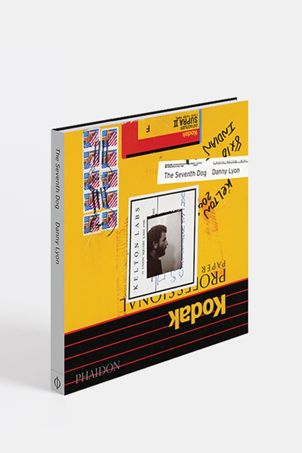 [Phaidon/드로터스] 대니 리옹: The Seventh Dog (Danny Lyon: The Seventh Dog)는 사진작가 대니 리옹(Danny Lyon)의 작품을 담은 포토북/사진집입니다. 옐로우와 블랙 컬러를 사용한 하드커버 형태로 제작되었습니다. 사진집은 영문판으로 제공됩니다. 대니 리옹의 독창적인 시선과 예술 세계를 경험할 수 있습니다. 소장 가치를 높이는 훌륭한 작품집입니다.
