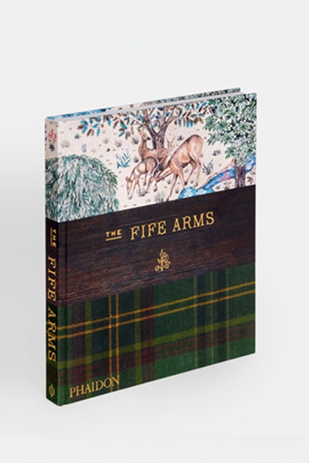 [Phaidon/드로터스] The Fife Arms (더 파이프 암스)는 Phaion (페이든)에서 출판한 도서입니다. 스코틀랜드 전통 타탄 체크 패턴과 자연 일러스트레이션으로 표지를 디자인하여 시각적인 아름다움을 더했습니다. 하드커버 형태로 제작되어 소장 가치를 높였으며, 그린과 브라운 컬러를 사용하여 따뜻하고 고풍스러운 분위기를 연출합니다. 책 내용은 파악되지 않지만, 표지 디자인만으로도 충분히 매력적인 제품입니다.
