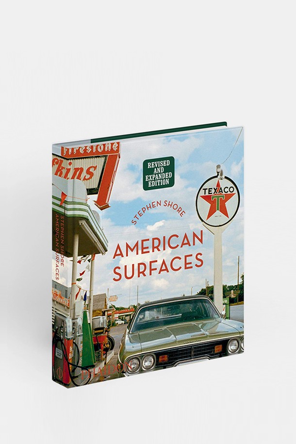 [Phaidon/드로터스] Stephen Shore: American Surfaces는 포토그래퍼 스테판 쇼어의 작품을 담은 하드커버 사진집입니다. 예술/사진 분야의 도서로, 영어로 출판되었습니다. 페이든(Phaidon)에서 출판되었으며, 사진집과 아트북으로서 소장 가치를 더합니다. 스테판 쇼어의 대표작들을 통해 미국 사회의 표면적인 모습들을 엿볼 수 있습니다. 
