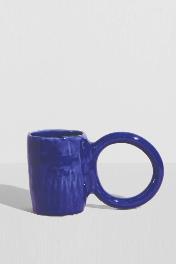 [Petite Friture/드로터스] 도넛 - L(5컬러)는 모던한 스타일의 홈데코 제품입니다. 도넛 형태의 핸드메이드 디자인으로, 블루 컬러의 도자기 소재로 제작되었습니다. 원형 디자인이 특징이며, 인테리어 소품으로 활용하기 좋습니다. 수작업으로 제작되어 개별 제품 간에 약간의 차이가 있을 수 있으며, 제작 과정에서 점, 핀홀, 미세기포가 발생할 수 있습니다.
