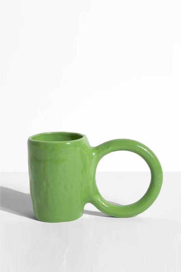 Petite Friture(쁘띠 프리튀르)의 도넛 - L(5가지 컬러)입니다. 에폭시 소재로 제작된 핸드메이드 홈데코 제품으로, 도넛 형태의 독특한 디자인이 특징입니다. 각 제품마다 모양과 색상에 미세한 차이가 있으며, 그린 컬러를 포함한 5가지 컬러 옵션으로 제공됩니다. 제작 과정에서 점, 핀홀, 미세기포가 발생할 수 있습니다. L 사이즈로, 공간에 개성 있는 포인트를 더해줍니다.
