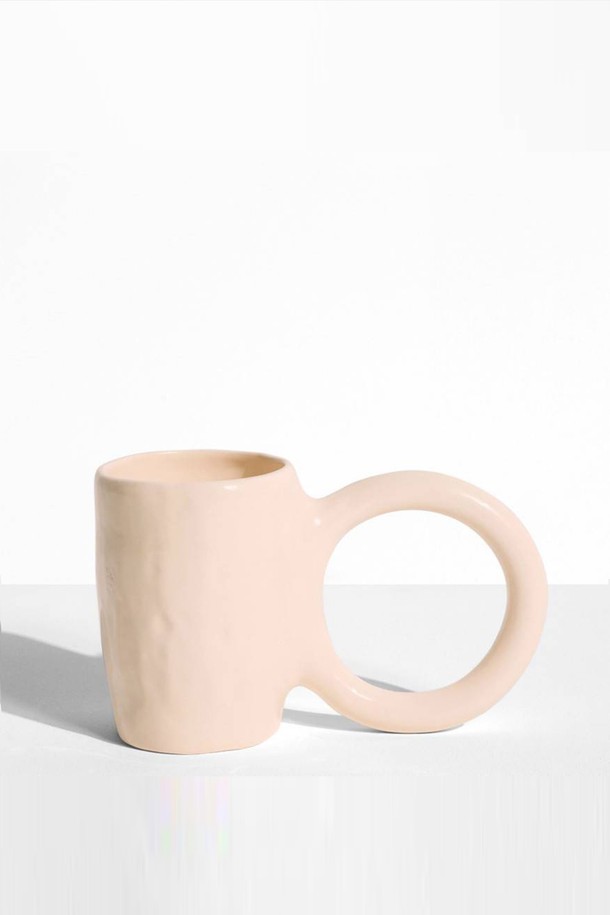 [Petite Friture/쁘띠 프리튀르] 드로터스 Donut - L(5가지 색상)은 모던한 스타일의 인테리어 소품입니다. 에폭시 소재로 제작되었으며, 도넛 모양의 독특한 디자인이 특징입니다. 각 제품은 핸드메이드 방식으로 제작되어 모양과 색상에 미세한 차이가 있으며, 제작 과정에서 점, 핀홀, 미세기포가 발생할 수 있습니다. 5가지 다채로운 색상으로 구성되어 다양한 공간에 개성 있는 포인트를 더할 수 있습니다. 인테리어에 유니크함을 더하고 싶은 분들께 추천합니다.
