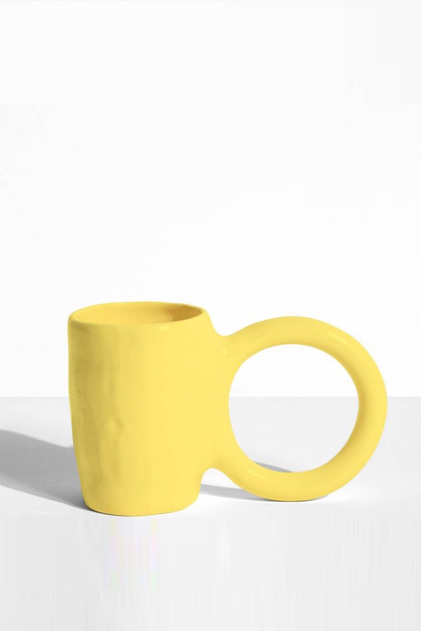 [Petite Friture/쁘띠 프리튀르] 도넛 - L은 미니멀한 스타일의 홈데코 제품입니다. 에폭시 소재로 제작된 핸드메이드 제품으로, 도넛 형태의 독특한 디자인이 특징입니다. 옐로우 컬러를 포함한 5가지 색상 옵션으로 제공되어 다양한 인테리어에 포인트를 줄 수 있습니다. 수작업의 특성상 제품별 모양과 색상에 차이가 있으며, 제작 과정에서 점, 핀홀, 미세기포가 발생할 수 있습니다. 공간에 유니크함을 더하는 인테리어 소품으로 활용해 보세요.
