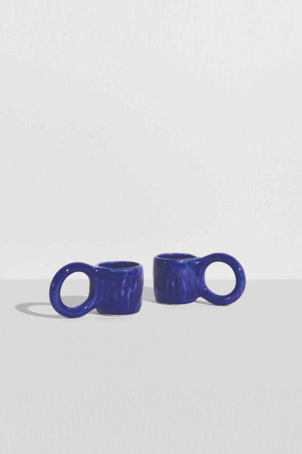 [Petite Friture/쁘띠 프뤼튀르] 도넛 - S (2개입)는 에폭시 소재로 제작된 블루 컬러의 도넛형 인테리어 소품입니다. 핸드메이드 제품으로, 2개의 도넛이 한 세트로 구성되어 있습니다. 각 제품은 무지 패턴을 가지며, 사이즈는 S입니다. 제작 과정에서 점, 핀홀, 미세기포가 발생할 수 있습니다. 공간에 독특한 포인트를 더해줄 디자인 소품으로 활용해보세요.
