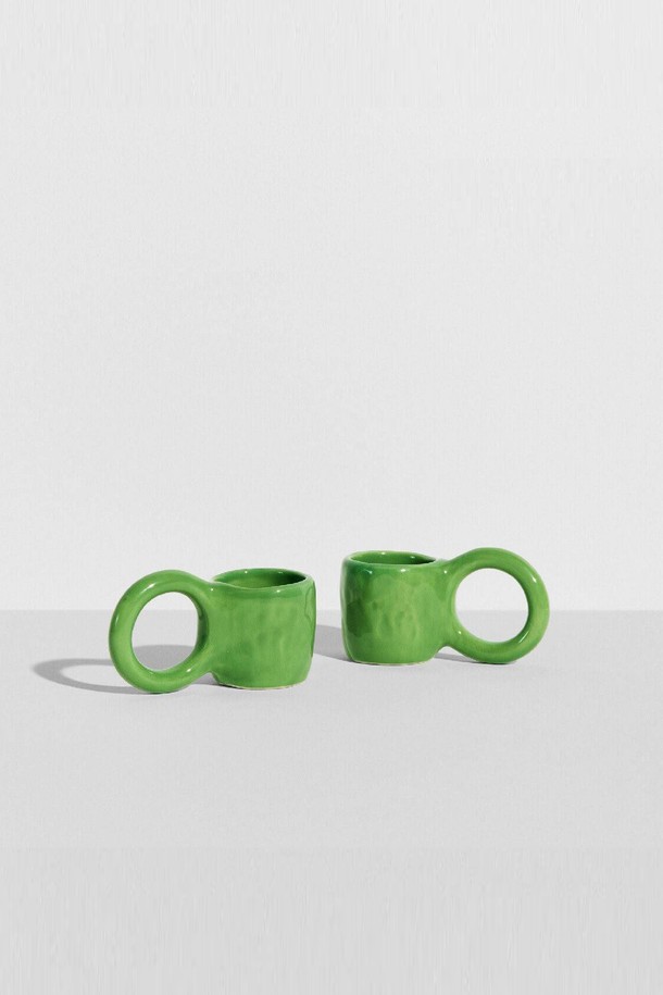 [Petite Friture/쁘띠 프리튀르] 드로터스 Donut - S (2개입)(7color)는 모던하고 미니멀한 스타일의 홈데코 소품입니다. 에폭시 소재로 제작되었으며, 도넛 형태의 독특한 디자인이 특징입니다. S 사이즈의 제품 2개가 한 세트로 구성되어 있으며, 7가지 다채로운 컬러 중 선택할 수 있습니다. 각 제품은 핸드메이드 방식으로 제작되어 모양과 색상에 미세한 차이가 있을 수 있으며, 제작 과정에서 점, 핀홀, 미세기포가 발생할 수 있습니다. 개성 넘치는 공간을 연출하고 싶은 분들께 추천합니다.
