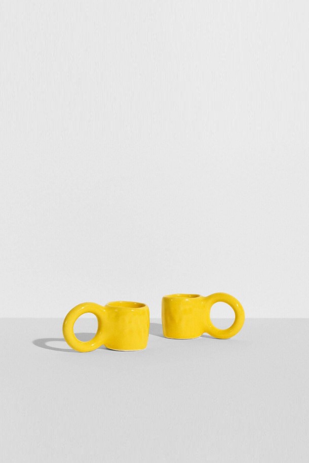 [Petite Friture/드로터스] 도넛 - S (2개입)는 미니멀 스타일의 홈데코 제품입니다. 에폭시 소재로 제작되었으며, 도넛 형태의 디자인이 특징입니다. S 사이즈로 제공되며, 옐로우를 포함한 7가지 컬러 중 선택 가능합니다. 수공예 제품으로, 각 제품마다 모양과 색상에 미세한 차이가 있을 수 있으며, 제작 과정에서 점, 핀홀, 미세기포가 발생할 수 있습니다. 2개 세트로 구성되어, 공간에 개성 있는 포인트를 더해줍니다.
