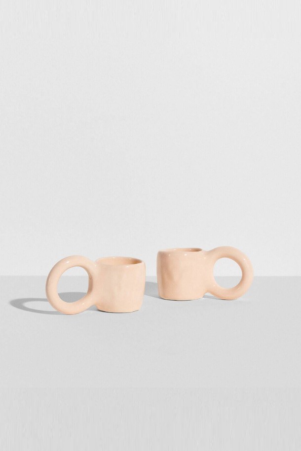 Petite Friture(쁘띠 프리튀르)/드로터스의 Donut - S (2개입)는 모던하고 미니멀한 스타일의 홈데코 제품입니다. 에폭시 소재로 제작되었으며, 도넛 모양의 독특한 패턴이 특징입니다. 7가지 컬러로 제공되며, 핸드메이드 제품으로 각 제품마다 모양과 색상이 조금씩 다릅니다. 이는 수작업 과정에서 생기는 자연스러운 현상으로, 점, 핀홀, 미세기포가 발생할 수 있습니다. Donut - S (2개입)는 개성 있는 홈 스타일링을 위한 훌륭한 선택입니다.
