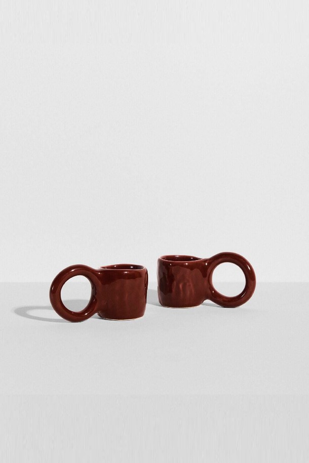 [Petite Friture/쁘띠 프리튀르] 드로터스 Donut - S (2개입)는 에폭시 소재로 제작된 도넛 형태의 홈데코 제품입니다. S 사이즈의 도넛 2개입 세트로, 수공예 제작으로 제품마다 모양과 색상에 미세한 차이가 있습니다. 브라운을 포함한 총 7가지 색상 옵션으로 제공되어 다채로운 연출이 가능합니다. 제작 과정상 점, 핀홀, 미세기포가 발생할 수 있으며 이는 제품의 자연스러운 특징입니다. 공간에 개성 있는 포인트를 더해주는 매력적인 디자인의 데코 아이템입니다.
