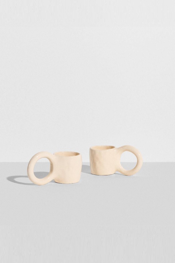 [Petite Friture/쁘띠 프리튀르] 도넛 - S (2개입)는 미니멀한 스타일의 홈데코 제품입니다. 에폭시 소재로 제작되었으며, 수공예 특성상 제품마다 모양과 색상에 차이가 있을 수 있습니다. 화이트와 베이지를 포함한 7가지 다채로운 컬러로 출시되어 인테리어에 포인트를 더합니다. 도넛 형태의 디자인은 유니크하며, 2개 세트로 구성되어 다양한 공간에 활용하기 좋습니다. 핸드메이드 제품 특성상 제작 과정에서 점, 핀홀, 미세기포가 발생할 수 있습니다.
