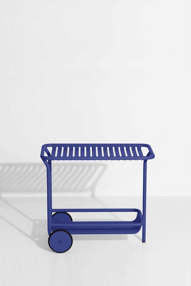 **[Petite Friture/드로터스] WEEK-END 트롤리**는 야외 활동과 정원에서의 편안함을 더하는 이동식 가구입니다. 금속 소재로 제작되어 내구성이 뛰어나며, 시원한 느낌을 주는 블루 컬러가 특징입니다. 슬릿 디자인과 선반형 구조는 모던한 스타일을 연출하며, 넉넉한 수납 공간을 제공합니다. WEEK-END 트롤리는 이동식 바퀴를 장착하여 야외에서도 편리하게 사용할 수 있으며, 다용도로 활용 가능한 실용적인 아웃도어 트롤리입니다.
