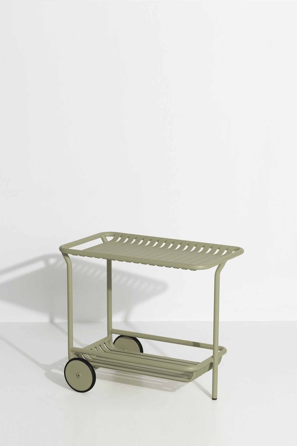 Petite Friture(쁘띠 프리튀르)의 WEEK-END Trollry(위켄드 트롤리)는 야외 공간에 스타일과 실용성을 더하는 아웃도어 트롤리입니다. 금속 소재로 제작되어 내구성이 뛰어나며, 베이지 색상은 어떤 야외 환경에도 자연스럽게 어울립니다. 이동이 편리하도록 바퀴가 장착되어 있으며, 넉넉한 수납을 위한 선반 구조와 슬랫 디자인이 특징입니다. 모던하고 미니멀한 디자인은 정원이나 테라스에 세련된 분위기를 선사하며, 야외 활동 시 유용하게 사용할 수 있습니다.
