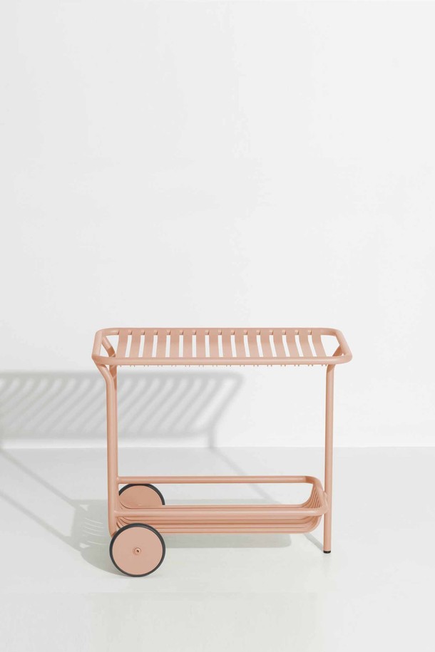 Petite Friture(쁘띠 프리튀르)의 WEEK-END Trollry(위켄드 트롤리)는 야외 활동과 가든 라이프를 위한 실용적인 아웃도어 트롤리입니다. 로즈 골드 컬러의 금속 소재로 제작되어 세련된 디자인을 자랑하며, 바퀴가 달려 있어 이동이 용이합니다. 심플한 디자인과 슬랫 구조는 모던하고 미니멀한 스타일을 연출하며, 접이식 기능으로 보관 역시 편리합니다. 내구성이 뛰어나 실외 사용에 적합하며, 다양한 용도로 활용 가능합니다.
