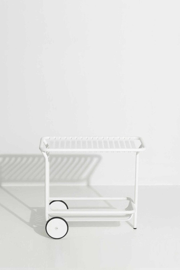 [Petite Friture/쁘띠 프뤼튀르] WEEK-END (위크 엔드) 트롤리는 아웃도어 및 캠핑 활동에 적합한 이동식 아웃도어 트롤리입니다. 금속 소재로 제작되었으며, 바퀴가 달려 있어 이동이 용이합니다. 심플하고 모던한 디자인으로, 야외에서도 세련된 스타일을 연출할 수 있습니다. 접이식 기능으로 사용하지 않을 때는 간편하게 보관할 수 있으며, 화이트 컬러로 깔끔함을 더했습니다. 실용적인 디자인으로 캠핑, 피크닉 등 다양한 아웃도어 활동에서 활용해보세요.
