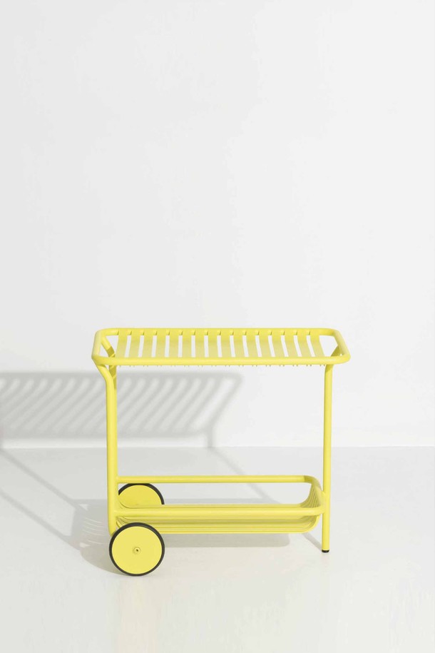 [Petite Friture/쁘띠 프리튀르] WEEK-END (위켄드) 트롤리는 아웃도어 및 캠핑 활동에 적합한 이동식 아웃도어 트롤리입니다. 알루미늄 소재로 제작되어 가볍고 내구성이 뛰어나며, 노란색 컬러가 산뜻한 분위기를 연출합니다. 
이동이 편리한 바퀴가 장착되어 야외에서도 쉽게 사용할 수 있으며, 심플하고 모던한 디자인으로 미니멀한 스타일을 선호하는 고객에게 적합합니다. 봄, 여름, 가을 계절에 활용하기 좋으며, 캠핑 용품 운반 시 실용성을 더해줍니다. 
접이식 기능으로 보관 및 이동이 용이하여 공간 효율성을 높였습니다.
