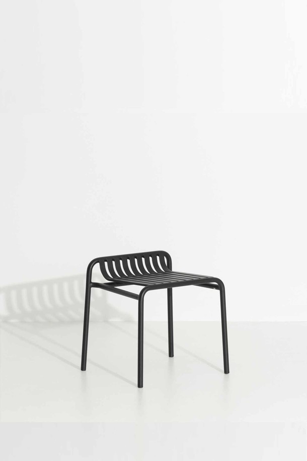 Petite Friture(쁘띠 프리튀르) WEEK-END Stool(위크엔드 스툴)은 미니멀하고 모던한 스타일의 스툴입니다. 알루미늄 소재로 제작되어 실내외 어디든 사용할 수 있으며, 방수 및 내구성이 뛰어납니다. 슬릿 디자인과 심플한 구조가 특징이며, 가볍고 스태킹이 가능하여 편리하게 보관할 수 있습니다. 블랙 컬러로 어떤 공간에도 잘 어울리며, 실용성과 디자인을 모두 갖춘 제품입니다.
