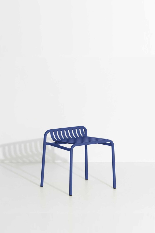 Petite Friture(쁘띠 프리튀르)의 WEEK-END 스툴은 모던하고 미니멀한 스타일의 스툴입니다. 알루미늄 소재로 제작되어 내구성이 뛰어나며, 슬릿 디자인과 블루 컬러가 시원한 느낌을 줍니다. 실내외 겸용으로 사용 가능하며 방수 기능이 있어 아웃도어 환경에서도 안심하고 사용할 수 있습니다. 가볍고 스태킹이 가능하여 공간 활용도를 높였으며, 심플한 디자인으로 어디에나 잘 어울립니다.
