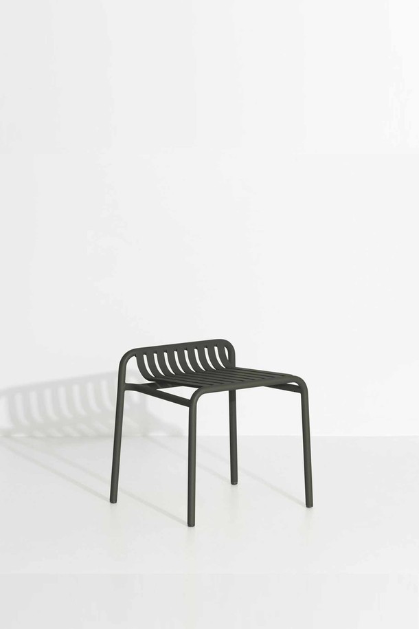 Petite Friture(쁘띠 프리튀르)의 WEEK-END(위켄드) 스툴입니다. 심플한 디자인과 금속 프레임 구조가 돋보이는 모던 스타일의 스툴로, 실내 및 야외에서 모두 사용 가능합니다. 블랙 컬러로 어떤 공간에도 잘 어울리며, 접이식 기능으로 실용성을 더했습니다. 내구성이 뛰어나 야외용 가구로도 적합합니다.
