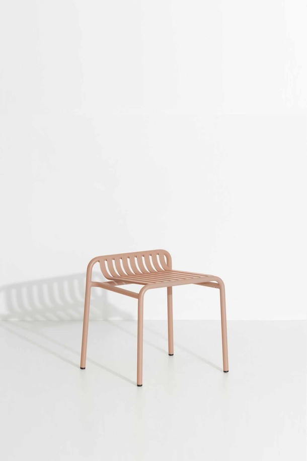 Petite Friture(쁘띠 프리튀르)의 WEEK-END 스툴은 모던하고 미니멀한 스타일을 추구하는 분들을 위한 제품입니다. 튼튼한 알루미늄 소재로 제작되어 실내외 어디에서든 사용할 수 있으며, 핑크 컬러가 산뜻한 포인트를 더합니다. 슬랫 디자인으로 세련된 외관을 자랑하며, 가볍고 스태킹이 가능하여 이동과 보관이 용이합니다. 방수 기능과 뛰어난 내구성을 갖춰 오랫동안 변함없이 사용할 수 있는 실용적인 스툴입니다.
