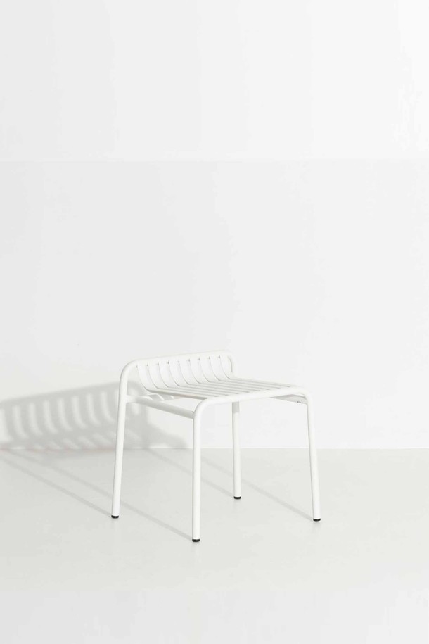 [Petite Friture/쁘띠 프리튀르] WEEK-END 스툴은 미니멀하고 모던한 스타일의 스툴입니다. 금속 소재에 화이트 컬러로 마감되어 실내외 어디든 잘 어울립니다. 가벼운 중량으로 이동이 편리하며, 아웃도어 가구로도 활용할 수 있습니다. 4개의 다리로 안정적인 구조를 갖춘 심플한 디자인의 스툴입니다.
