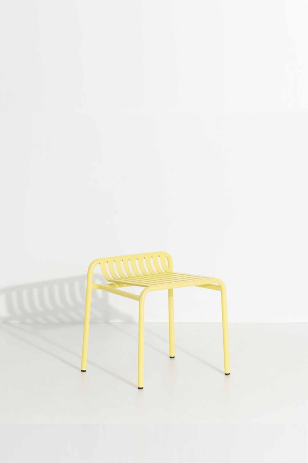 [Petite Friture/드로터스] WEEK-END 스툴은 모던하고 미니멀한 스타일의 금속 스툴입니다. 옐로우 컬러와 직사각형 형태의 슬랫 디자인이 특징이며, 실내외 겸용으로 사용할 수 있습니다. 방수 기능과 뛰어난 내구성을 갖춰 실외 사용에도 적합하며, 가볍고 이동이 용이합니다. 조립형으로 간편하게 설치할 수 있으며, 필요에 따라 스태킹하여 보관할 수 있습니다.
