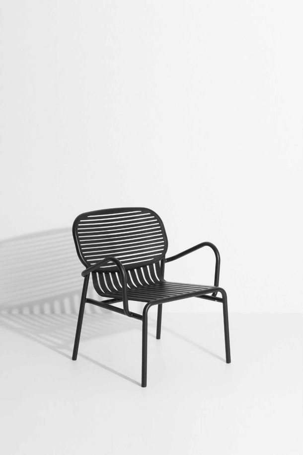 [Petite Friture/쁘띠 프리튀르] WEEK-END 암체어는 모던하고 미니멀한 스타일의 아웃도어 의자입니다. 블랙 색상의 알루미늄 소재로 제작되어 방수 및 내구성이 뛰어나 야외 환경에 적합합니다. 슬랫 디자인, 암레스트, 등받이가 편안함을 제공하며, 가벼운 무게와 스태킹 가능하여 실용성을 더합니다. 가든, 테라스 등 다양한 야외 공간에서 활용할 수 있는 아이템입니다.
