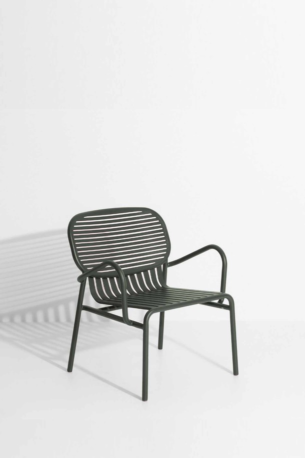 [Petite Friture/쁘띠 프리튀르] WEEK-END 암체어는 아웃도어, 정원, 테라스 등 실외 공간에 적합한 암체어 타입의 의자입니다. 금속 소재로 제작되어 내구성이 뛰어나며, 방수 기능을 갖춰 사계절 내내 사용할 수 있습니다. 그린 컬러에 모던하고 미니멀한 디자인, 스트라이프 패턴으로 세련된 분위기를 연출합니다. 등받이와 팔걸이가 있어 편안한 휴식을 제공하며, 실용성과 디자인을 모두 갖춘 제품입니다.
