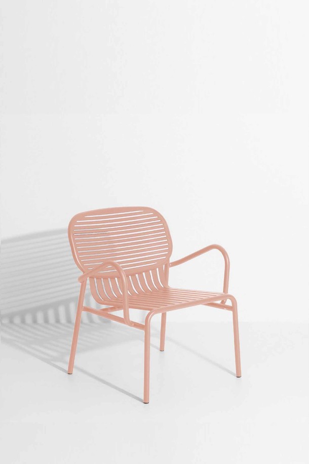 Petite Friture(쁘띠 프리튀르)의 WEEK-END 암체어는 모던하고 미니멀한 스타일을 추구하는 분들을 위한 아웃도어 의자입니다. 핑크색 알루미늄 소재의 스트라이프 패턴으로 제작되어, 봄, 여름, 가을 야외 공간에 산뜻함을 더합니다. 방수 기능과 뛰어난 내구성을 갖춰 테라스, 가든 등 다양한 야외 환경에서 오랫동안 사용할 수 있습니다. 암체어 타입으로 등받이와 팔걸이가 있어 편안한 휴식을 제공하며, 슬랫 디자인으로 세련된 분위기를 연출합니다. 조립이 필요한 제품입니다.

