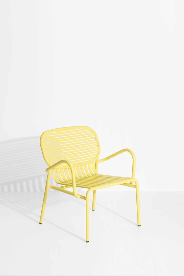 [Petite Friture/드로터스] WEEK-END 암체어는 모던하고 미니멀한 스타일의 아웃도어 암체어입니다. 옐로우 컬러의 알루미늄 소재로 제작되어 야외 사용에 적합하며, 내구성과 방수 기능을 갖추었습니다. 슬랫 디자인과 암레스트가 편안함을 더하며, 가든, 테라스 등 다양한 야외 공간에 활용할 수 있습니다. 실외에서 사용 가능하며, 조립이 필요한 제품입니다.
