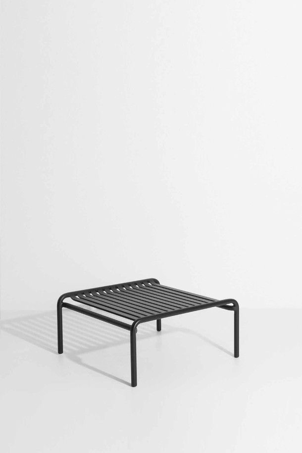 Petite Friture(쁘띠 프리튀르)의 [WEEK-END] 커피 테이블은 모던하고 미니멀한 디자인으로, 실외 및 아웃도어 공간에 적합합니다. 견고한 금속 소재와 블랙 색상으로 제작되어 심플하면서도 세련된 분위기를 연출합니다. 슬랫 구조는 디자인적인 특징을 더하며, 방수 기능과 뛰어난 내구성을 자랑하여 야외에서도 안심하고 사용할 수 있습니다. 조립형으로 제작되어 설치가 간편하며, 다양한 환경에 유연하게 적용됩니다.
