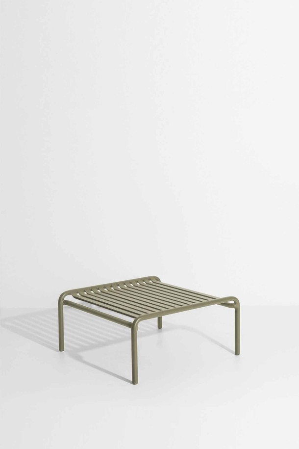 Petite Friture(쁘띠 프리튀르)의 WEEK-END(위켄드) 커피 테이블입니다. 모던하고 미니멀한 스타일의 이 커피 테이블은 알루미늄 소재로 제작되어 뛰어난 내구성을 자랑합니다. 올리브 그린 컬러의 슬랫 디자인과 직선적인 디자인이 특징이며, 심플한 구조로 실외 공간에 세련됨을 더합니다. 방수 기능이 있어 아웃도어 환경에서도 안심하고 사용할 수 있으며, 테라스용 가구로 적합합니다. 조립식으로 설치가 간편합니다.
