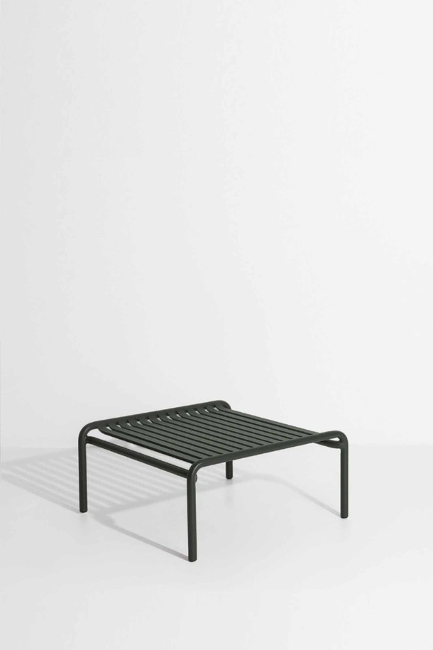 페티뜨 퓨리튀르(Petite Friture)의 WEEK-END (위켄드) 커피 테이블은 모던하고 미니멀한 스타일을 추구하는 분들을 위한 실외용 가구입니다. 견고한 금속 소재로 제작되어 내구성이 뛰어나며, 블랙 색상으로 어떤 야외 공간에도 잘 어울립니다. 직사각형 형태에 슬랫(가로살) 디자인을 적용하여 심플하면서도 세련된 느낌을 줍니다. 테라스나 정원에 배치하여 편안한 휴식을 즐길 수 있는 아웃도어 가구입니다.
