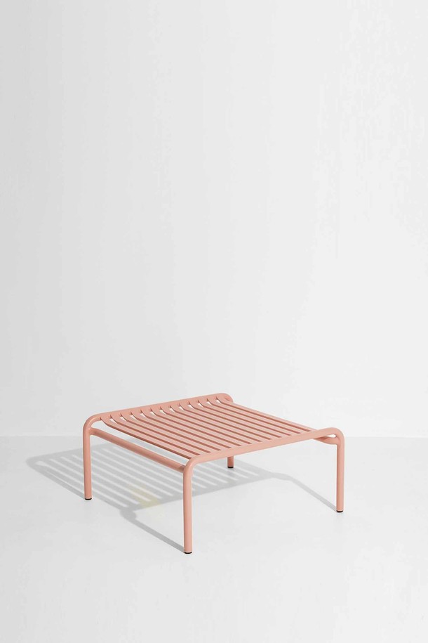 Petite Friture(쁘띠 프리튀르)의 WEEK-END 커피 테이블은 모던하고 미니멀한 스타일을 추구하는 분들에게 적합합니다. 견고한 금속 프레임 구조에 슬랫 디자인을 더하여 세련된 분위기를 연출하며, 실내 및 야외에서 모두 사용 가능합니다. 화이트와 핑크 색상으로 출시되어, 주변 공간에 산뜻함을 더합니다. 방수 기능과 녹방지 코팅으로 내구성을 높여 오랫동안 사용할 수 있습니다. 조립형으로 간편하게 설치할 수 있는 야외용 가구입니다.
