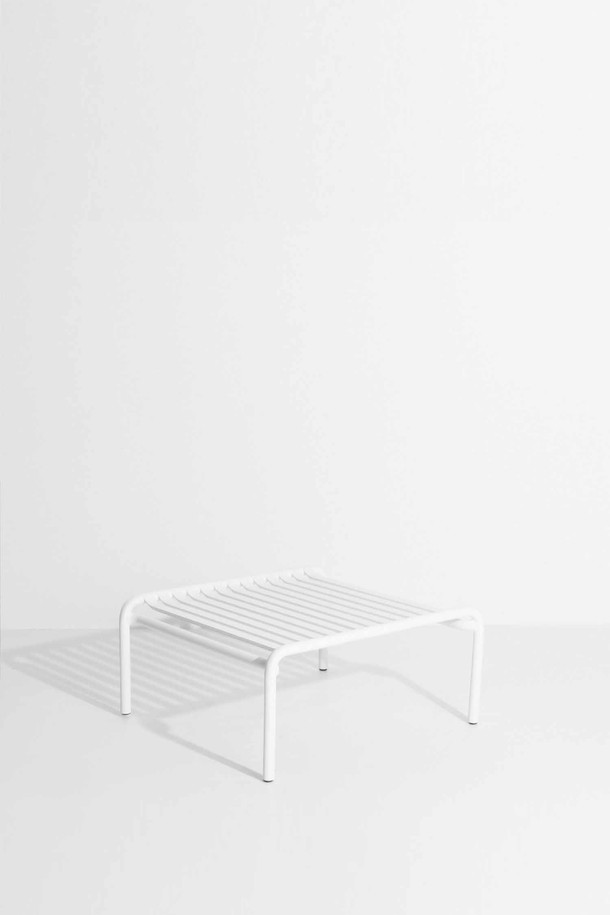 Petite Friture(쁘띠 프리튀르)의 WEEK-END 커피 테이블은 미니멀하고 모던한 스타일을 추구하는 야외 공간에 적합한 제품입니다. 견고한 금속 소재로 제작되어 내구성이 뛰어나며, 흰색 컬러와 직사각형 형태에 슬랫(가로살) 디자인이 더해져 심플하면서도 세련된 분위기를 연출합니다. 실외 사용에 최적화된 이 커피 테이블은 정원, 테라스 등 다양한 공간에서 활용 가능하며, 조립이 필요합니다. WEEK-END 커피 테이블은 야외 활동의 품격을 높여줄 것입니다.

