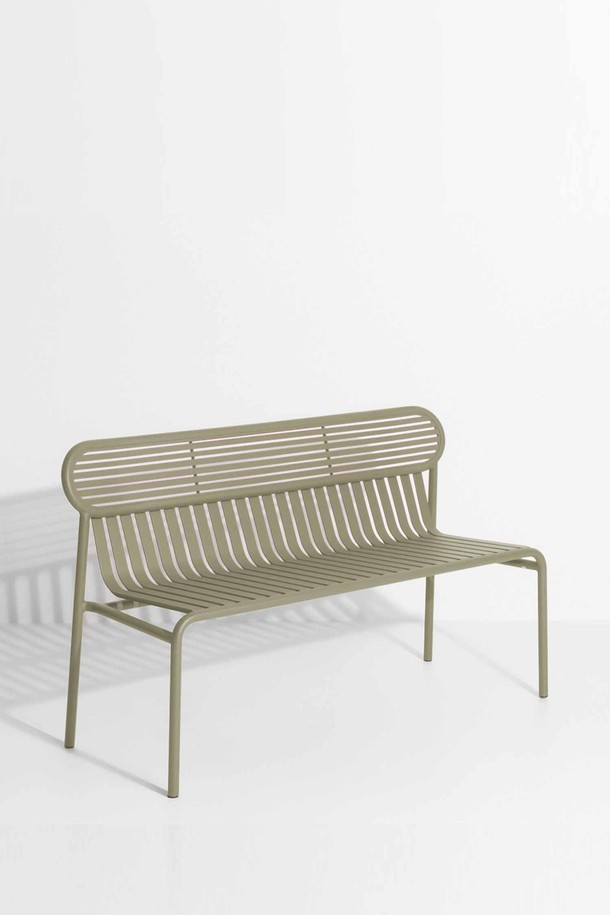 Petite Friture(쁘띠 프리튀르)의 [WEEK-END Bench(위크엔드 벤치)]는 모던하고 미니멀한 스타일을 추구하는 아웃도어 벤치입니다. 견고한 알루미늄 소재로 제작되어 방수 기능과 뛰어난 내구성을 자랑하며, 야외 공간이나 가든에 이상적입니다. 베이지 컬러의 슬랫 디자인은 직선적인 디자인과 등받이의 편안함을 더하여 세련된 분위기를 연출합니다. 고정형 벤치로, 실외에서 안정적으로 사용 가능하며, 벤치형 의자 형태로 제작되었습니다.
