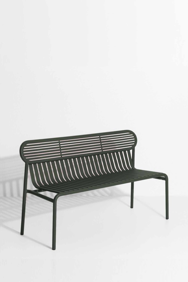 Petite Friture(쁘띠 프리튀르)의 WEEK-END 벤치는 모던하고 미니멀한 스타일의 아웃도어 가구입니다. 금속 소재에 스트라이프 패턴이 적용되었으며, 싱그러운 그린 컬러가 돋보입니다. 등받이가 있어 편안함을 더하며, 슬랫 디자인과 직선적인 디자인이 특징입니다. 고정형 벤치 타입으로, 방수 기능과 뛰어난 내구성을 갖춰 실외 정원에서 오랫동안 사용할 수 있습니다.
