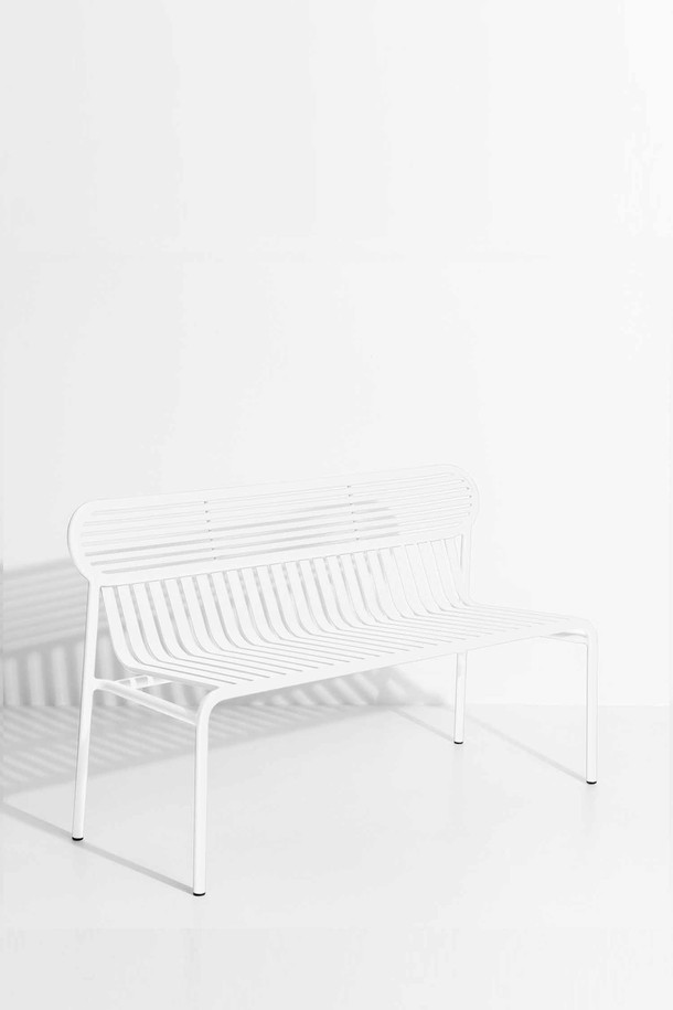 페티트 퓨리테/드로터스의 WEEK-END 벤치는 모던하고 미니멀한 스타일의 아웃도어 벤치입니다. 알루미늄 소재를 사용하여 제작되었으며, 슬랫 디자인과 심플한 구조가 특징입니다. 방수 기능과 뛰어난 내구성을 갖춰 가든, 테라스 등 실외 공간에서 사용하기에 적합합니다. 가볍고 조립이 필요한 실외용 가구로, 화이트 컬러로 깔끔함을 더했습니다.
