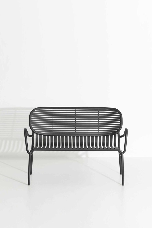 Petite Friture(쁘띠 프리튀르)의 WEEK-END Double sofa(위켄드 더블 소파)는 모던하고 미니멀한 스타일의 아웃도어 소파입니다. 야외 사용에 적합하도록 제작되었으며, 튼튼한 스틸 프레임과 방수 기능을 갖춰 내구성을 높였습니다. 블랙 컬러의 스트라이프 패턴이 세련된 디자인을 더하며, 더블 사이즈로 편안한 휴식을 제공합니다. 사계절 내내 정원, 테라스 등 다양한 야외 공간에서 활용할 수 있는 실용적인 제품입니다.
