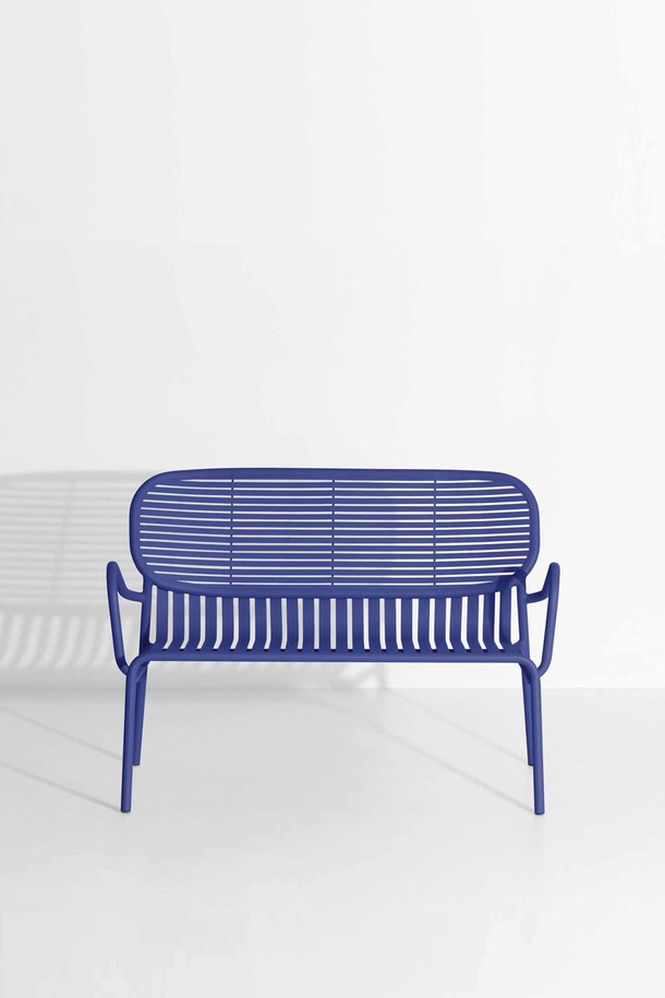 **[Petite Friture/쁘띠 프리튀르] WEEK-END 더블 소파**는 모던하고 미니멀한 스타일의 아웃도어 소파입니다. 블루 컬러의 알루미늄 소재로 제작되어, 봄, 여름, 가을 계절에 야외 또는 정원에서 사용하기 적합합니다. 슬랫 디자인과 양쪽 팔걸이가 특징이며, 더블 사이즈로 넉넉한 공간을 제공합니다. 방수 기능과 뛰어난 내구성을 갖춰 실외 사용에 적합하며, UV 저항성으로 변색 없이 오래 사용할 수 있습니다.
