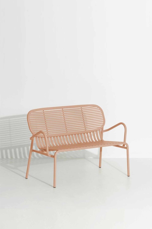 [Petite Friture/쁘띠 프리튀르] WEEK-END (위크 엔드) Double (더블) 소파는 모던하고 미니멀한 스타일의 아웃도어 소파입니다. 알루미늄 소재를 사용하여 방수 및 내구성이 뛰어나 야외에서 사용하기 적합하며, 핑크 컬러가 세련된 분위기를 연출합니다. 슬랫 디자인과 팔걸이, 등받이가 있어 편안함을 제공하며 고정형 설치 방식으로 제작되었습니다. 정원이나 테라스에 두어 여유로운 휴식을 즐길 수 있으며, 조립이 필요한 제품입니다.
