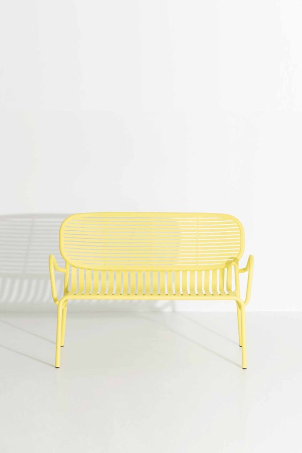 [Petite Friture/쁘띠 프리튀르] WEEK-END Double sofa (옐로우)는 아웃도어 공간에 스타일과 편안함을 더하는 2인용 소파입니다. 알루미늄 프레임과 슬랫 디자인으로 견고함과 모던한 미니멀 스타일을 동시에 제공합니다. 봄, 여름, 가을 계절에 맞춰 테라스, 가든 등 다양한 야외 공간에서 활용하기 좋습니다. 방수 기능과 뛰어난 내구성으로 실외 사용에 적합하며, 옐로우 컬러는 화사한 분위기를 연출합니다. [쁘띠 프리튀르]만의 세련된 디자인으로 당신의 공간을 특별하게 만들어보세요.
