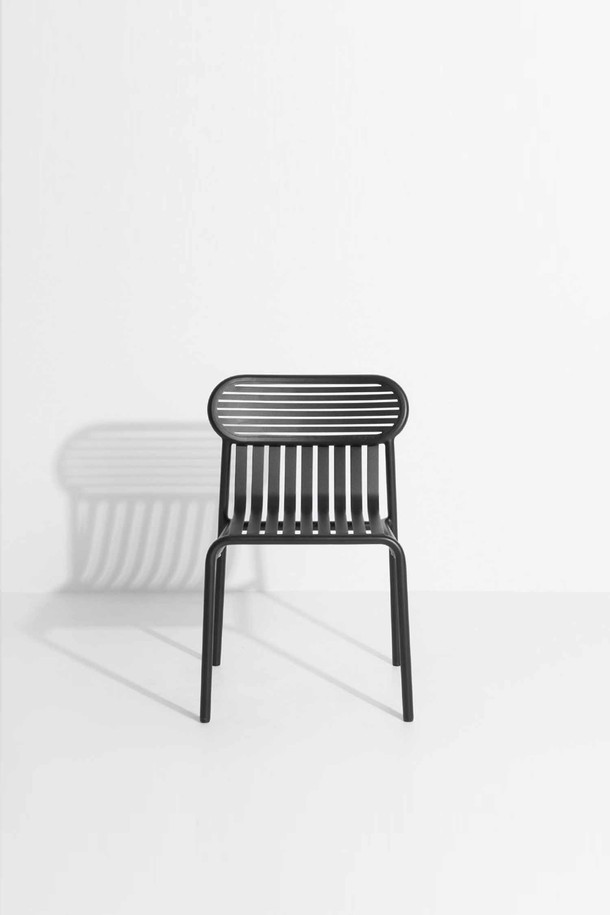 Petite Friture(쁘띠 프리튀르)의 WEEK-END 체어는 모던하고 미니멀한 스타일의 아웃도어 의자입니다. 알루미늄 소재로 제작되어 방수 및 내구성이 뛰어나 야외 환경에 적합합니다. 슬랫 디자인과 등받이가 편안함을 제공하며, 심플한 블랙 컬러는 어떤 공간에도 잘 어울립니다. 가벼운 무게와 스태킹 가능한 디자인으로 실용성을 더했습니다. 테라스, 가든 등 다양한 야외 공간에서 활용해보세요.
