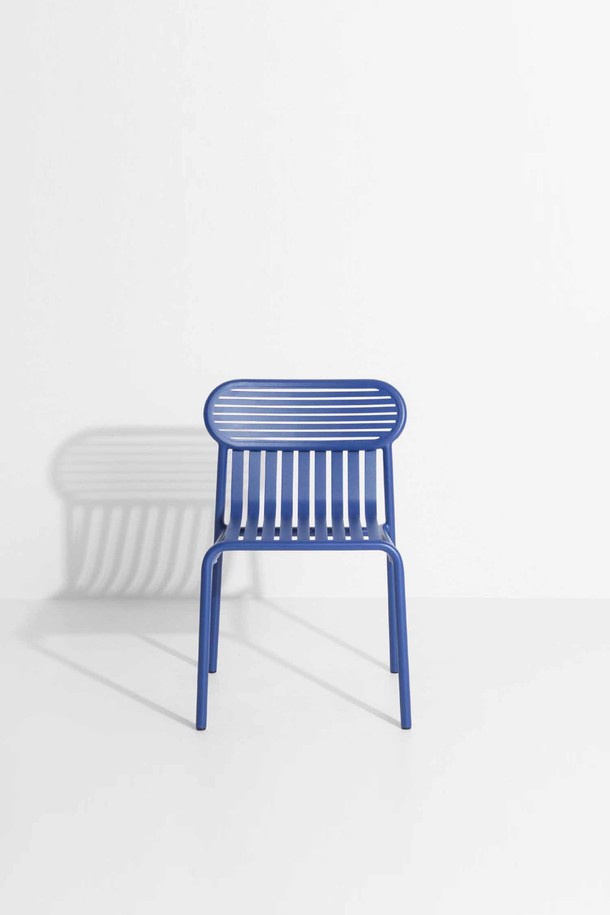 Petite Friture(쁘띠 프리튀르)의 WEEK-END Chair(위크엔드 체어)는 모던하고 미니멀한 스타일의 아웃도어 의자입니다. 알루미늄 소재로 제작되어 가볍고 내구성이 뛰어나 야외, 가든, 테라스 등 다양한 공간에서 활용할 수 있습니다. 슬랫 디자인과 블루 컬러의 스트라이프 패턴은 시원한 느낌을 주며, 방수 기능과 내부식성으로 야외 환경에서도 오랫동안 사용할 수 있습니다. WEEK-END Chair(위크엔드 체어)는 편안함과 스타일을 모두 갖춘 실용적인 아웃도어 가구입니다.
