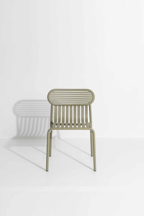 Petite Friture(쁘띠 퓨처리)의 WEEK-END Chair(위켄드 체어)는 모던하고 미니멀한 스타일의 아웃도어 의자입니다. 알루미늄 소재로 제작되어 가볍고 내구성이 뛰어나며, 베이지 컬러가 세련된 분위기를 연출합니다. 슬랫 디자인과 등받이로 편안함을 더했으며, 방수 기능으로 실외 사용에 적합합니다. 가든, 테라스 등 다양한 공간에서 활용할 수 있으며, 실내에서도 사용할 수 있어 실용적입니다. 조립이 필요합니다.
