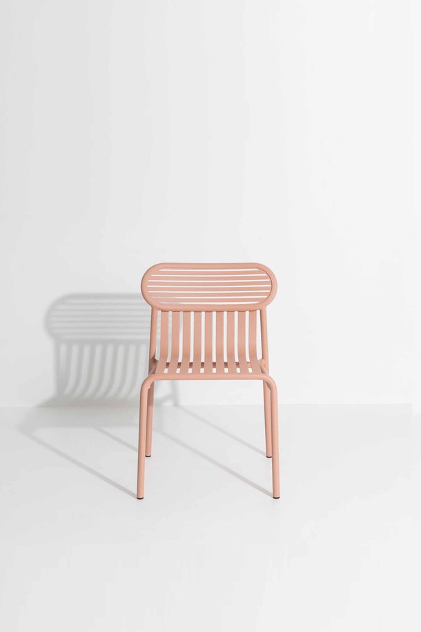 Petite Friture(쁘띠 프리튀르)의 WEEK-END 체어는 모던하고 미니멀한 스타일의 아웃도어 의자입니다. 알루미늄 소재로 제작되어 가볍고 내구성이 뛰어나며, 슬랫 디자인과 등받이가 편안함을 제공합니다. 핑크 컬러는 가든, 테라스 등 야외 공간에 산뜻한 포인트를 더합니다. 방수 기능을 갖춰 실외 사용에 적합하며, 조립이 필요하지만 실내에서도 활용할 수 있습니다.
