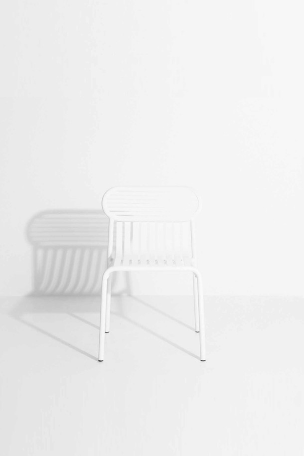 Petite Friture(쁘띠 프리튀르)의 WEEK-END Chair(위켄드 체어)는 아웃도어, 가든, 테라스 등 다양한 공간에서 사용할 수 있는 아웃도어 의자입니다. 모던하고 미니멀한 스타일의 이 의자는 알루미늄 소재로 제작되어 방수 기능과 뛰어난 내구성을 자랑합니다. 슬랫 디자인이 특징이며, 가볍고 실용적인 장점을 더해줍니다. 화이트 색상으로 깔끔함을 더하며, 내부와 외부 어디든 자유롭게 사용할 수 있습니다. 필요에 따라 간편하게 쌓아 보관할 수 있어 효율적입니다.
