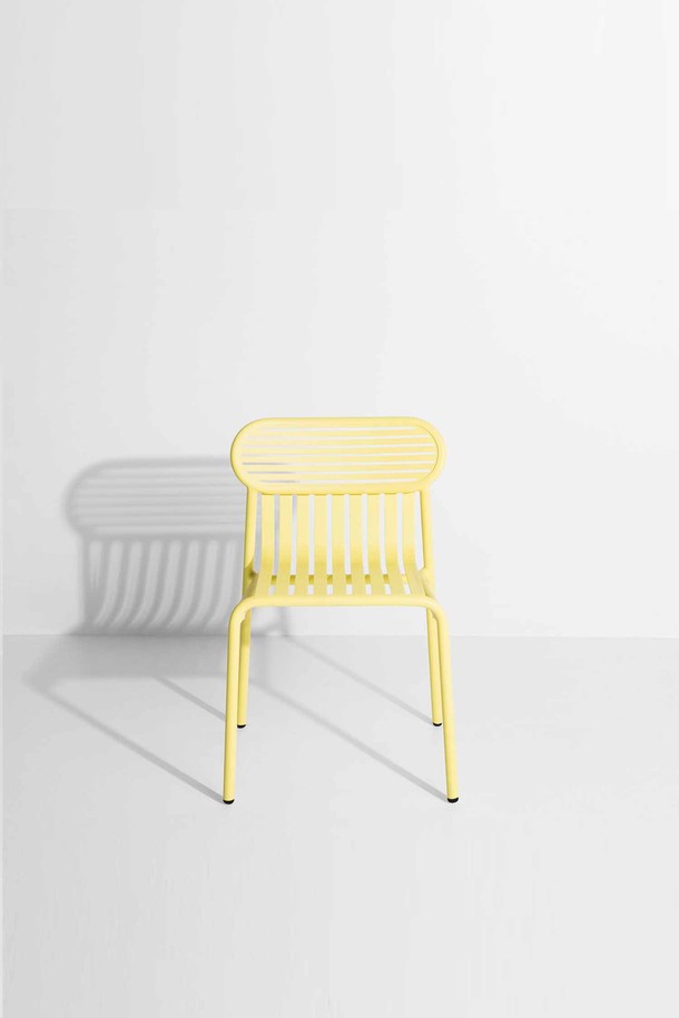 Petite Friture(쁘띠 프리튀르)의 WEEK-END Chair(위켄드 체어)는 아웃도어, 가든, 테라스 등 다양한 공간에서 활용 가능한 아웃도어 의자입니다. 알루미늄 소재로 제작되어 가볍고, 방수 기능을 갖춰 실외 사용에 적합합니다. 모던하고 미니멀한 디자인으로, 옐로우와 화이트 두 가지 컬러 옵션을 제공합니다. 심플한 디자인과 가벼운 무게는 편안한 사용성을 보장하며, 다양한 야외 활동에 활용할 수 있습니다.
